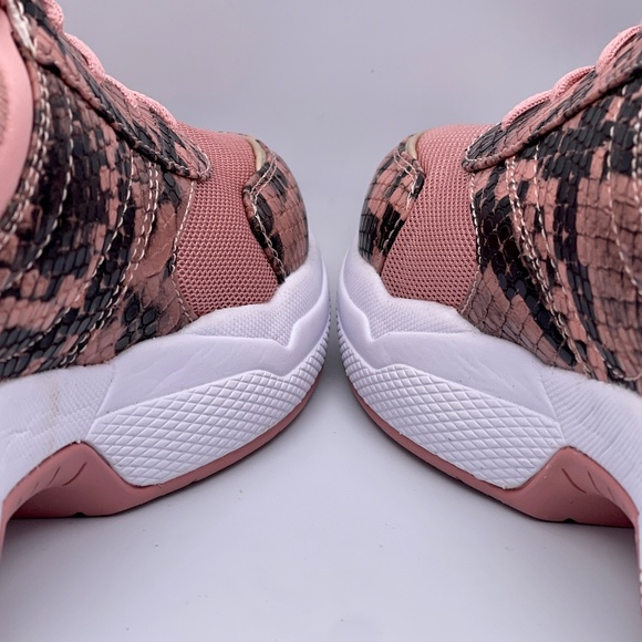 Guess GBG Women's Shoe Jimmy Lace-up Sneakers Pink Digital Camo Size 10 M US - Picture 5 of 7